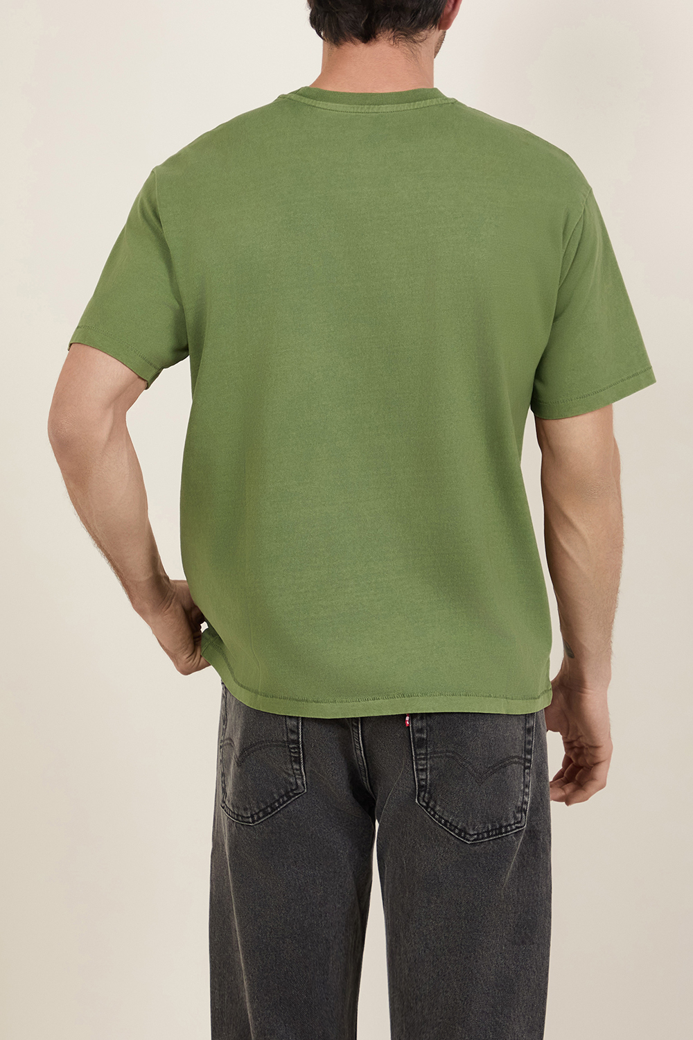 תמונת דוגמן אחורית של חולצת טי