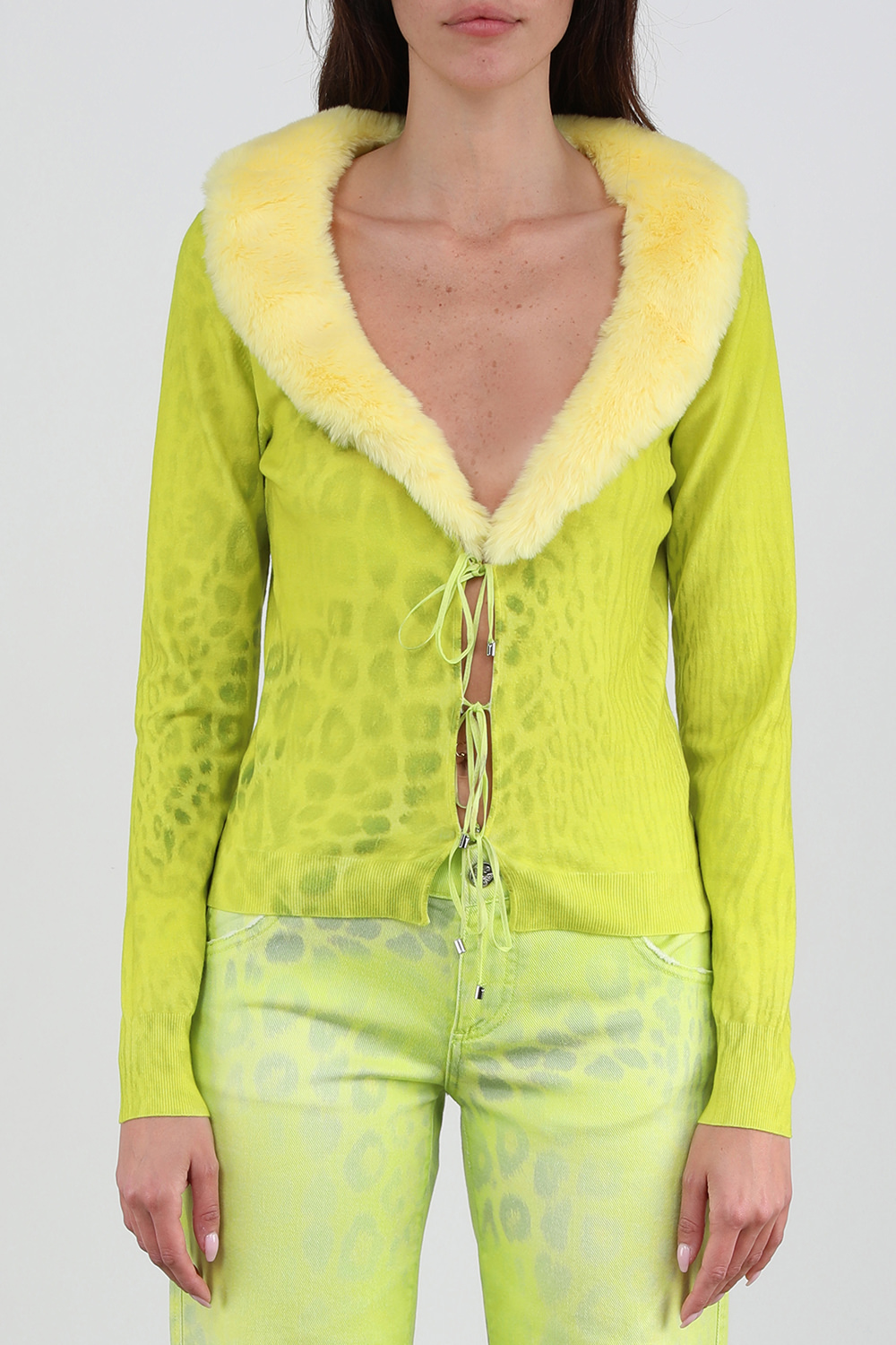 תמונת דוגמן קידמית של קרדיגן צהוב מנומר עם צווארון פרוותי