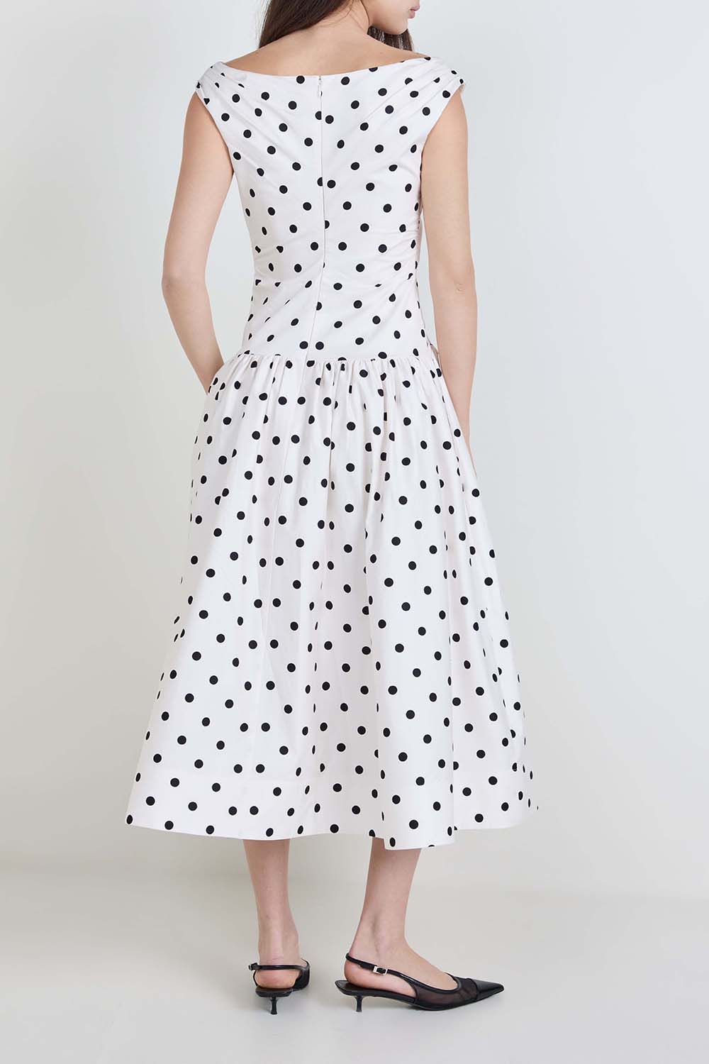 תמונת דוגמן אחורית של שמלת מידי נקודות