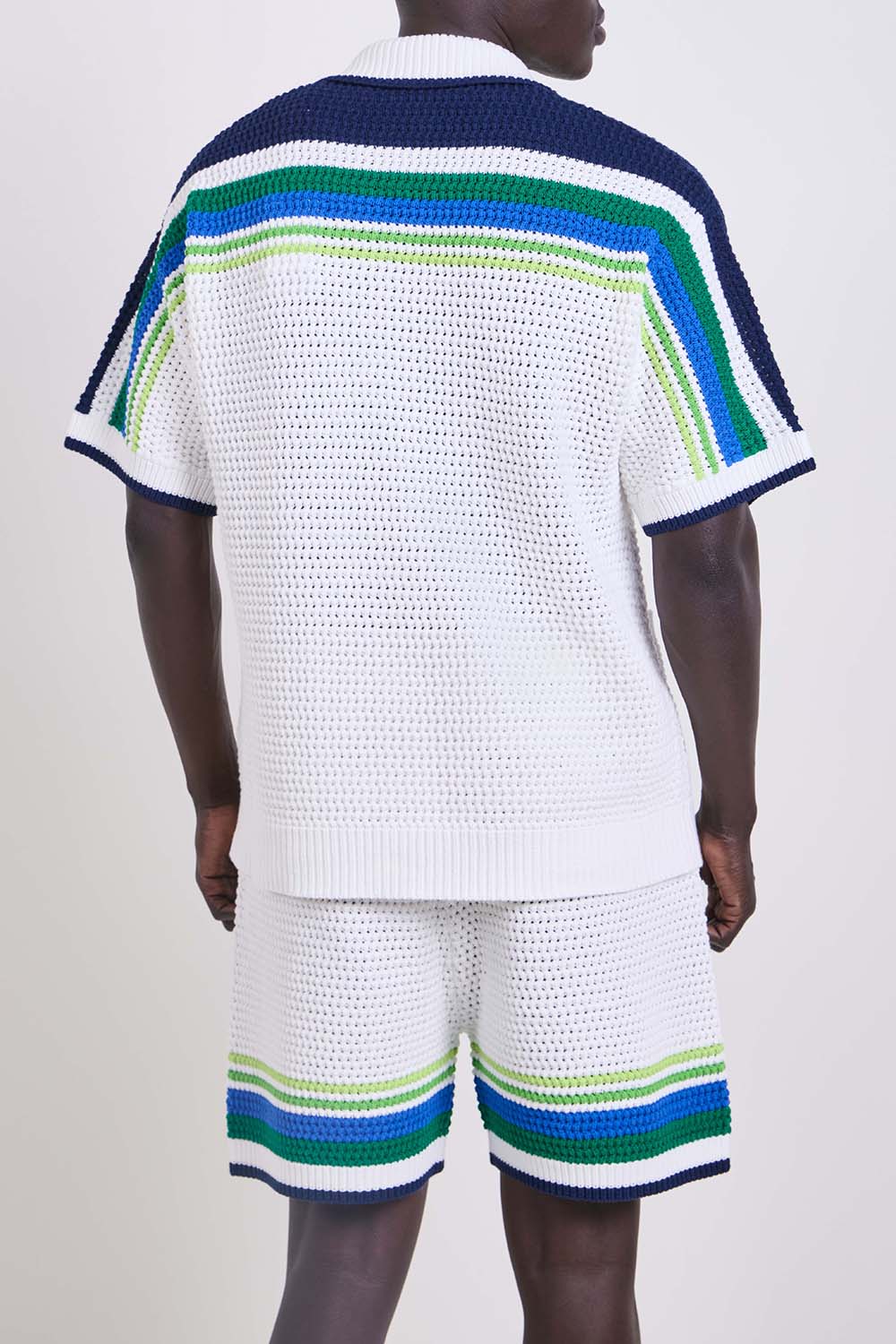 תמונת דוגמן אחורית של סריג כפתורים קרושה