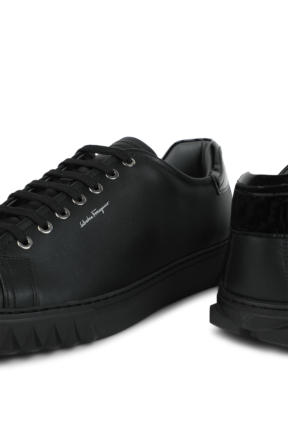 תמונת תקריב של Sneakers Shoes in Black