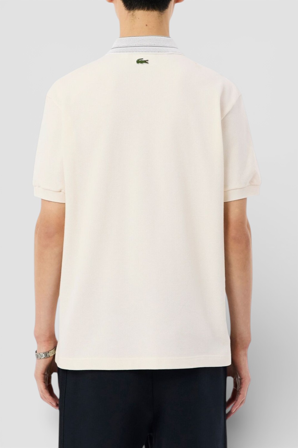 תמונת דוגמן אחורית של חולצת פולו