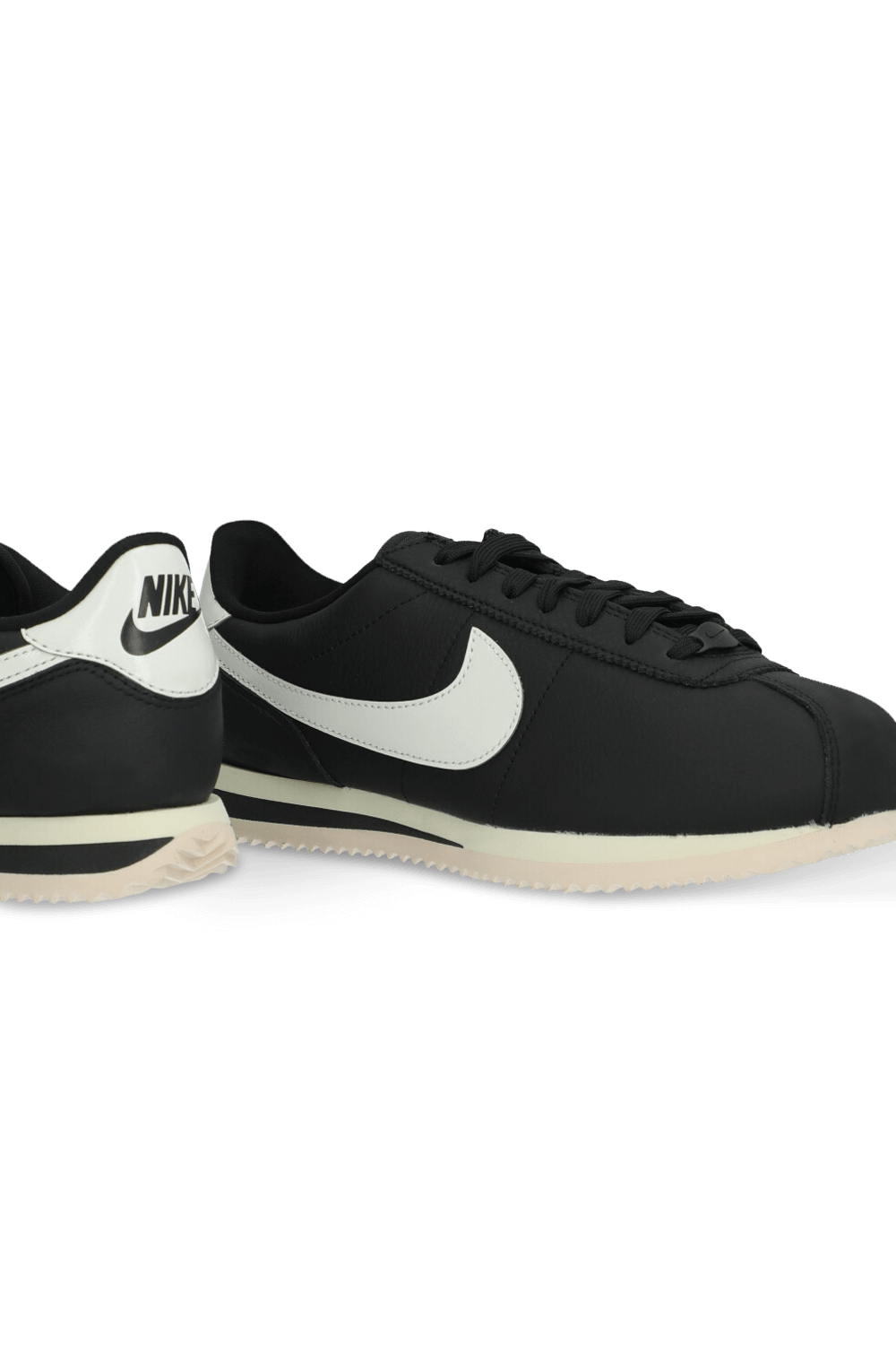 תמונת תקריב של נעלי סניקרס