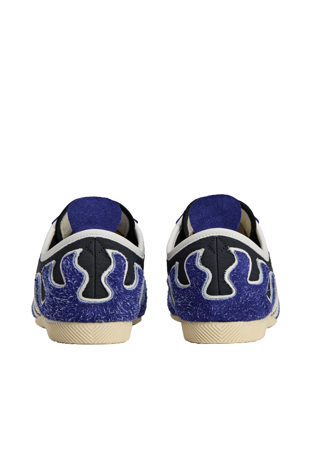 תמונת תקריב של סניקרס אדידס X בריין דד