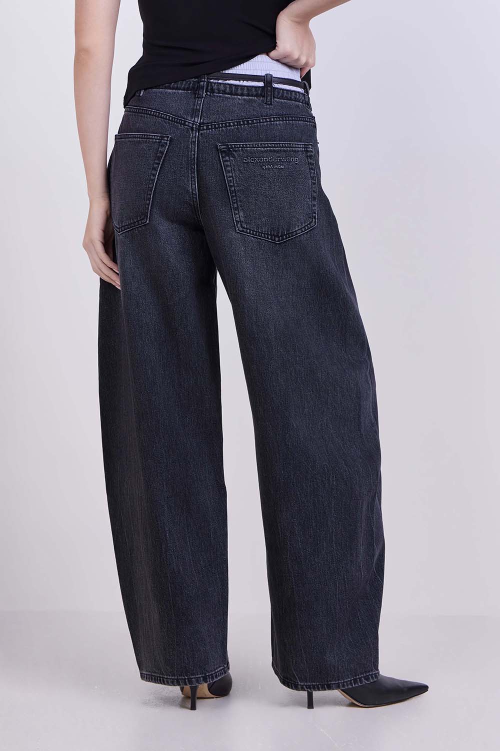 תמונת דוגמן אחורית של מכנסי ג'ינס בגזרה רחבה