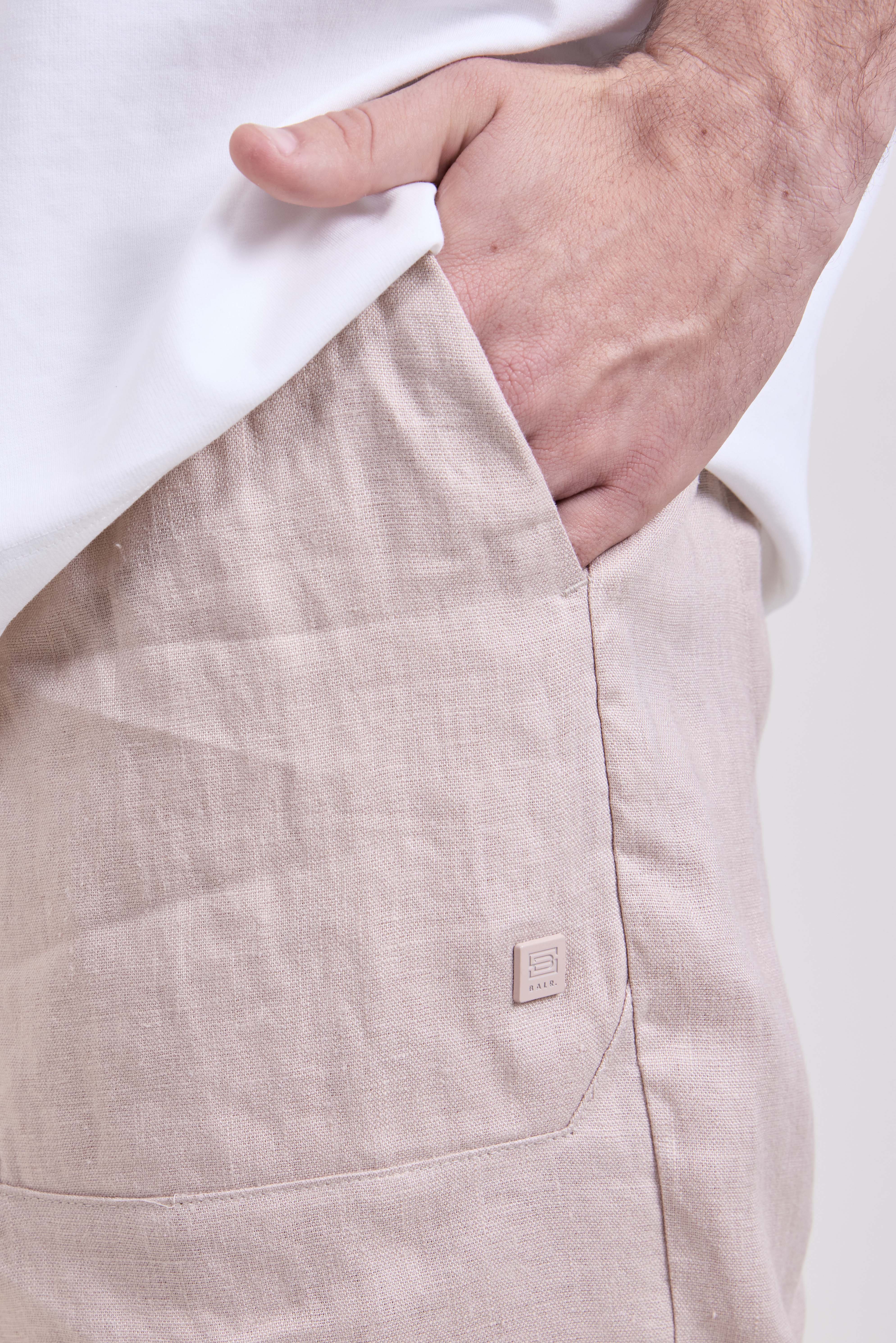 תמונת תקריב דוגמן של מכנסיים קצרים מפשתן