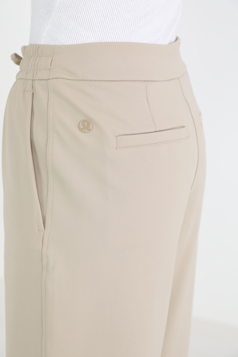 תמונת תקריב דוגמן של Straight-Leg Mid-Rise Pant Luxtreme