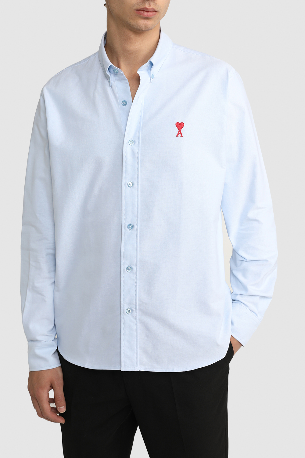 תמונת דוגמן קידמית של חולצת כפתורים ארוכה