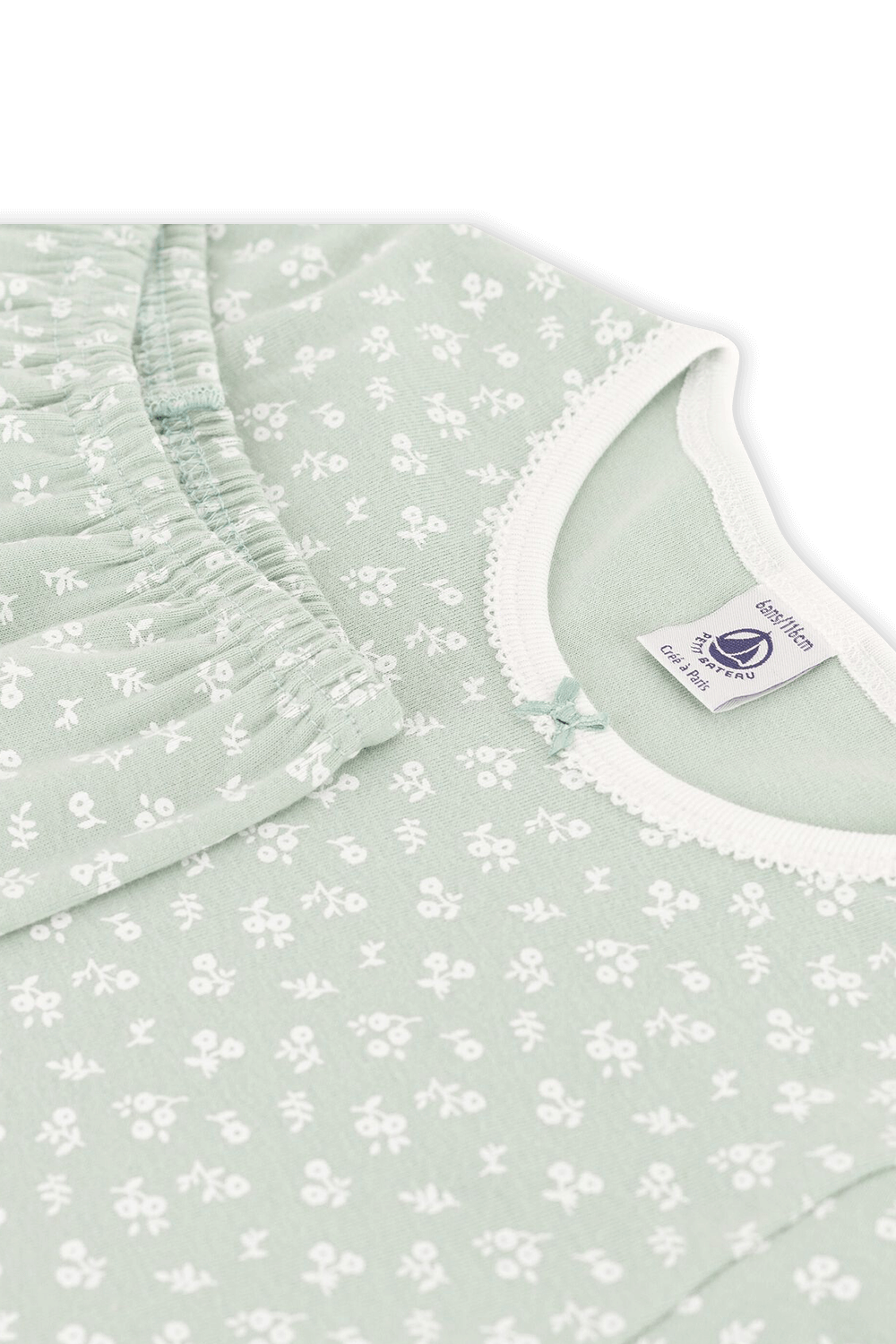 תמונת תקריב של גילאי 2-4 סט פיג'מה פרחוני בצבע ירוק