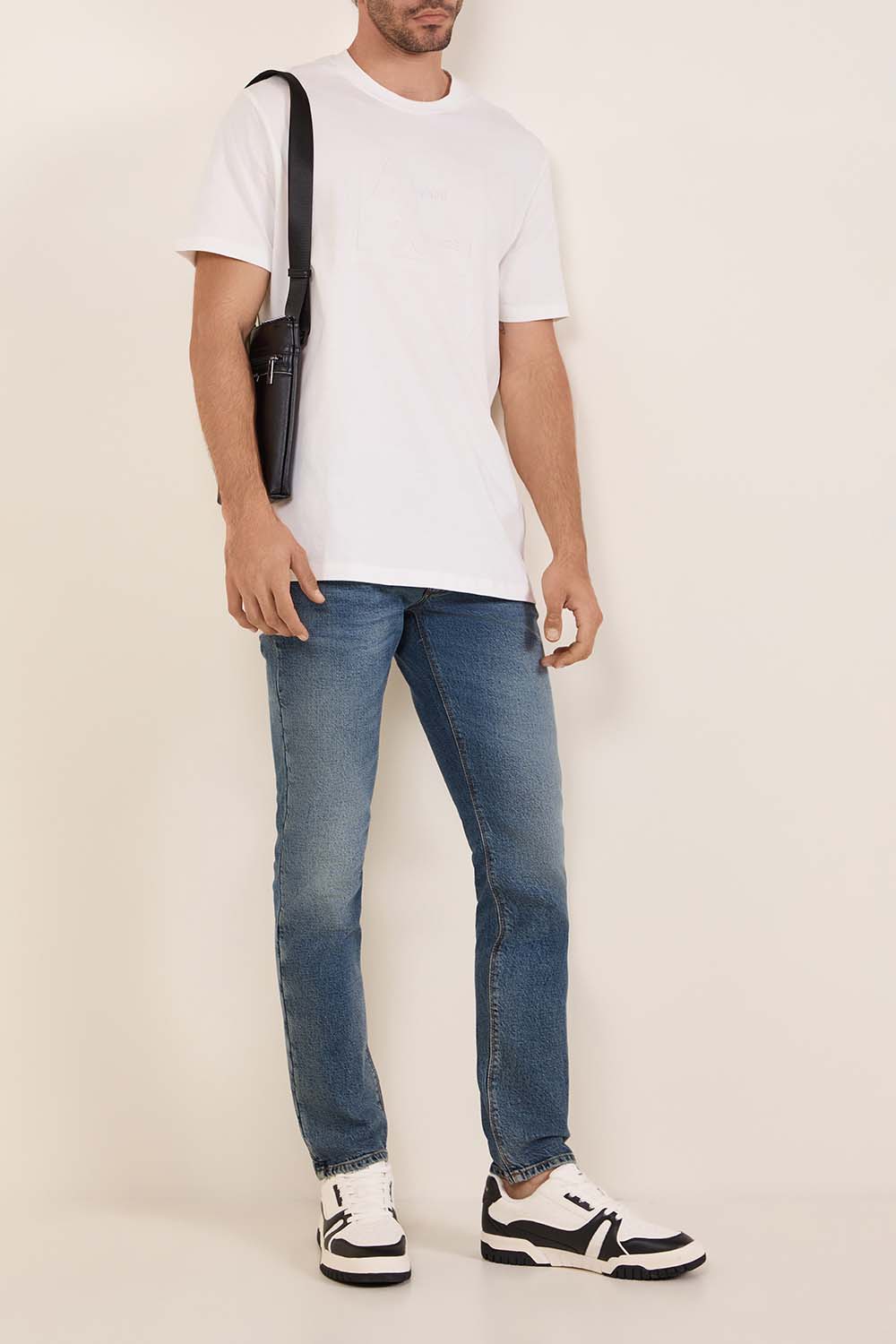 תמונת דוגמן קידמית של נעלי סניקרס