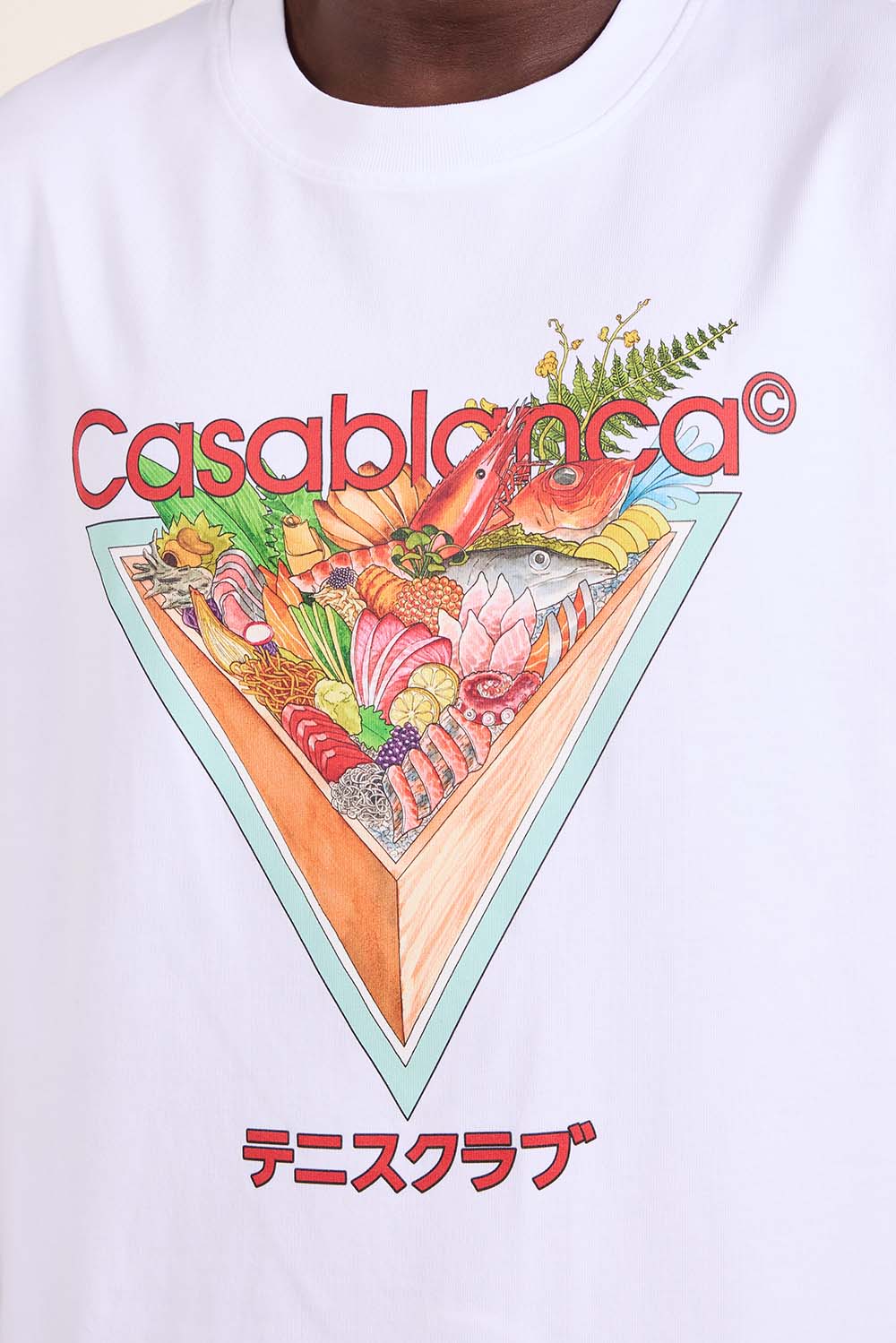 תמונת תקריב דוגמן של חולצת טי טניס קלאב