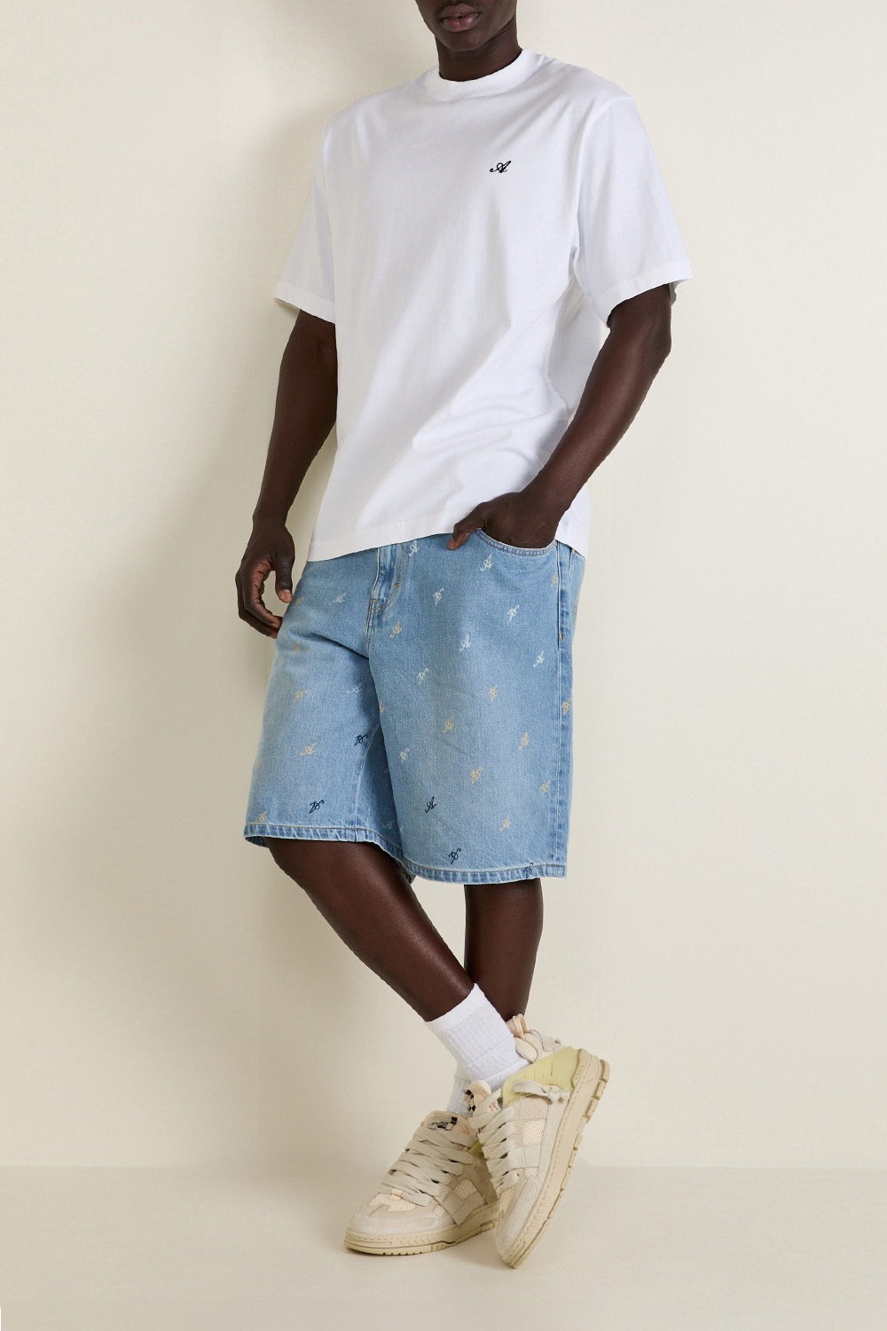 תמונת דוגמן קידמית של נעלי סניקרס