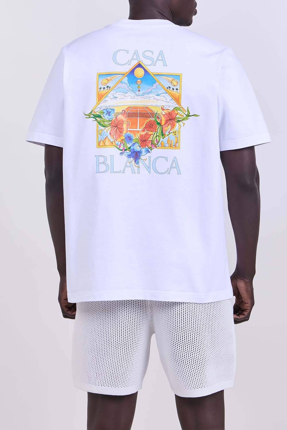 תמונת דוגמן אחורית של חולצת טי בגזרה משוחררת