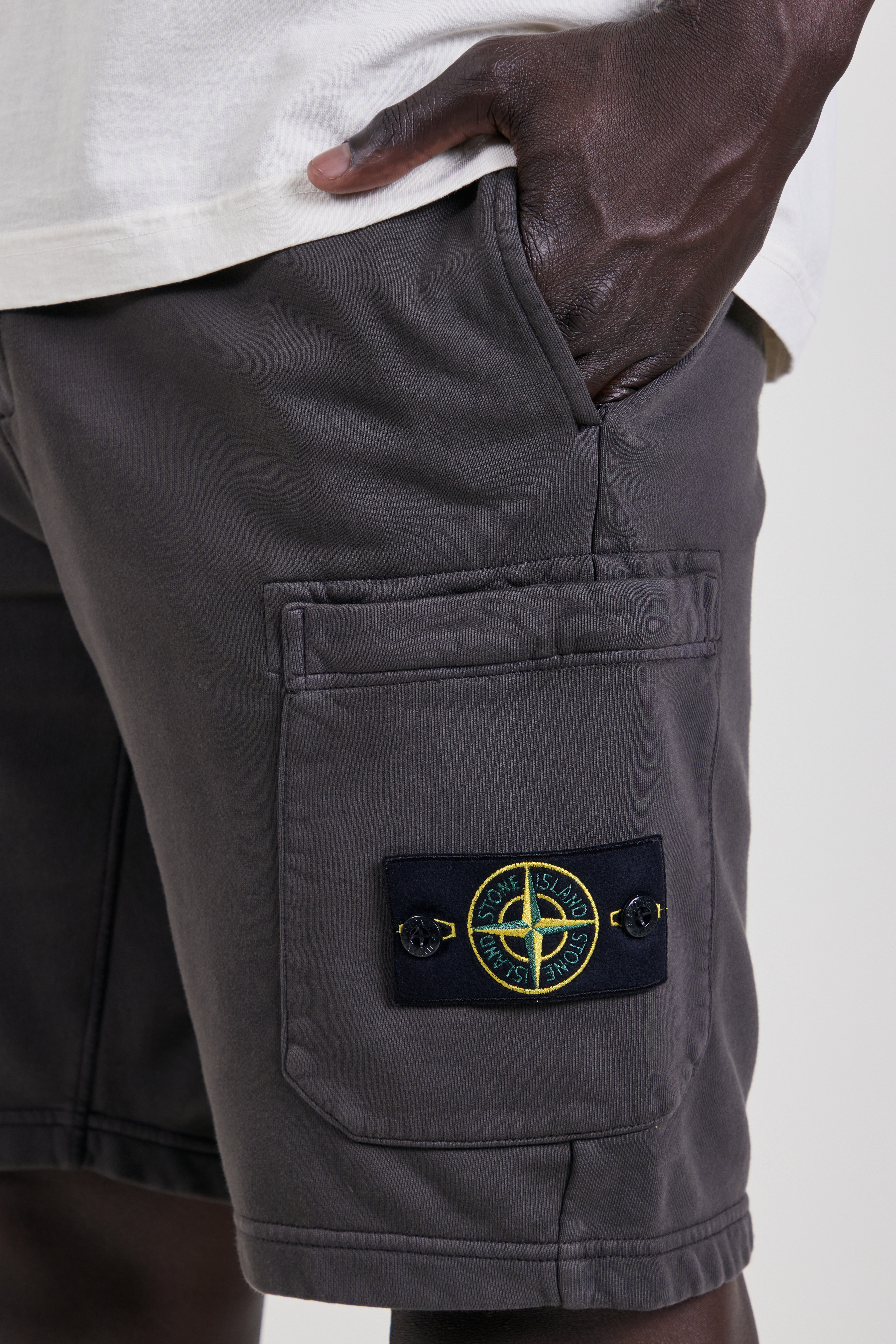 תמונת תקריב דוגמן של מכנסי ג'וגר קצרים