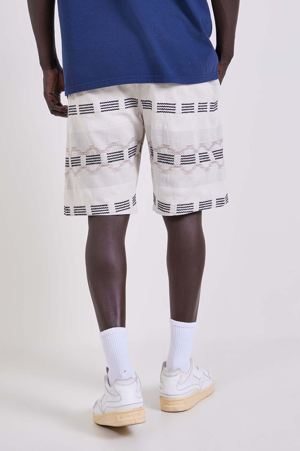 תמונת דוגמן אחורית של מכנסי ברמודה