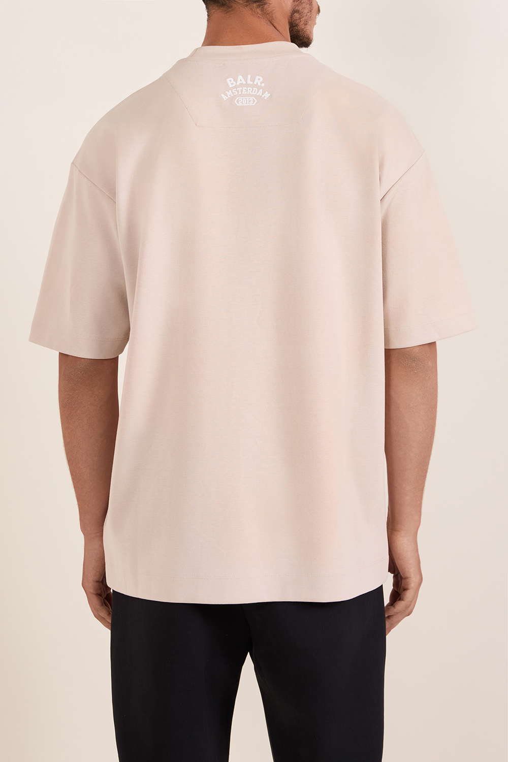 תמונת דוגמן אחורית של חולצת טי בגזרה משוחררת