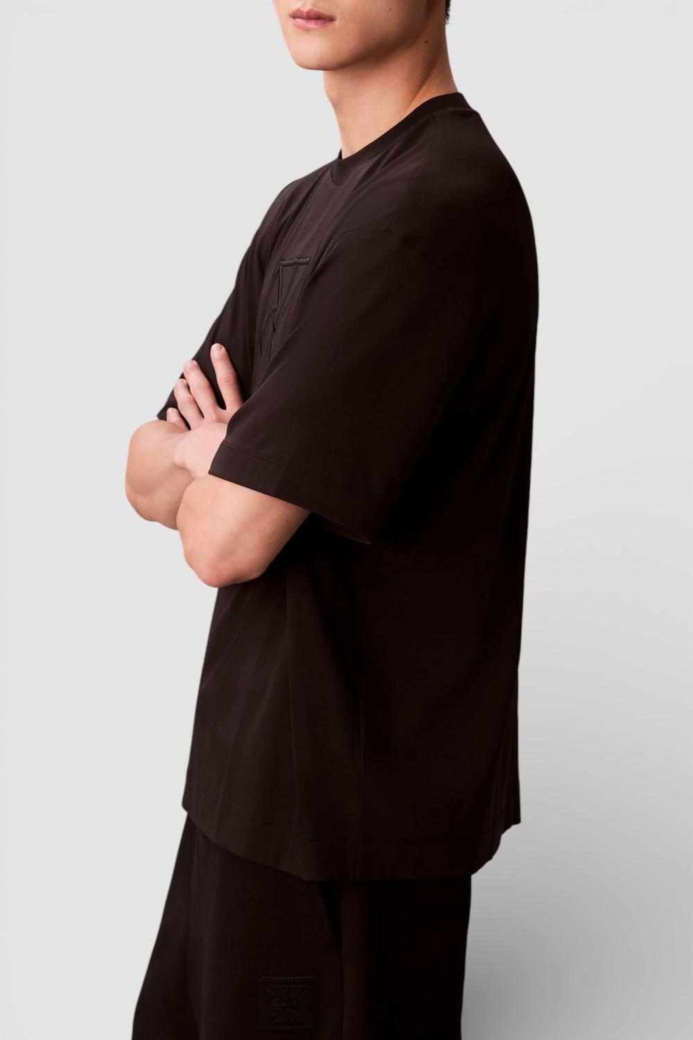 תמונת דוגמן אחורית של חולצת טי בגזרה משוחררת