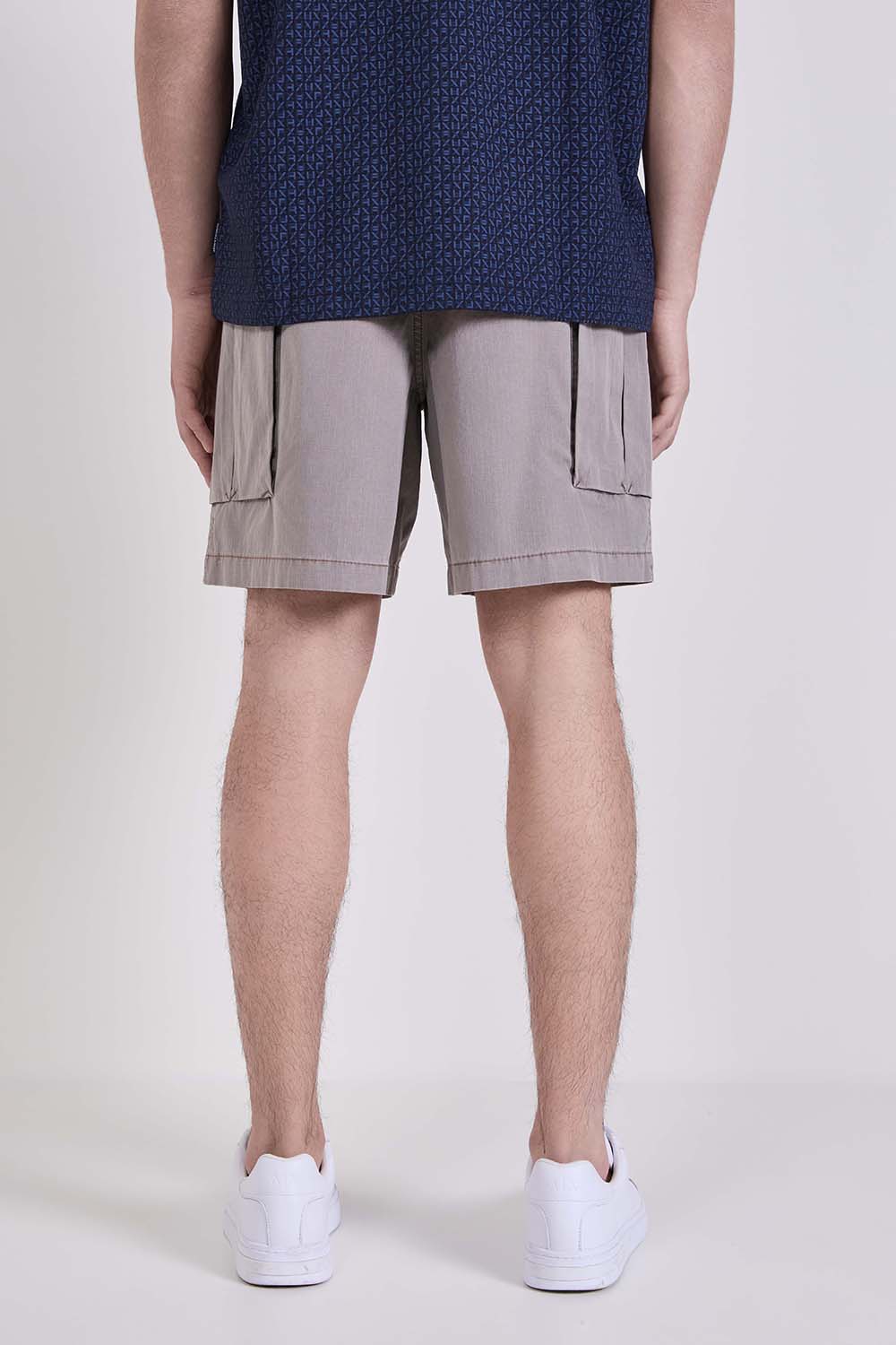 תמונת דוגמן אחורית של מכנסי קרגו קצרים