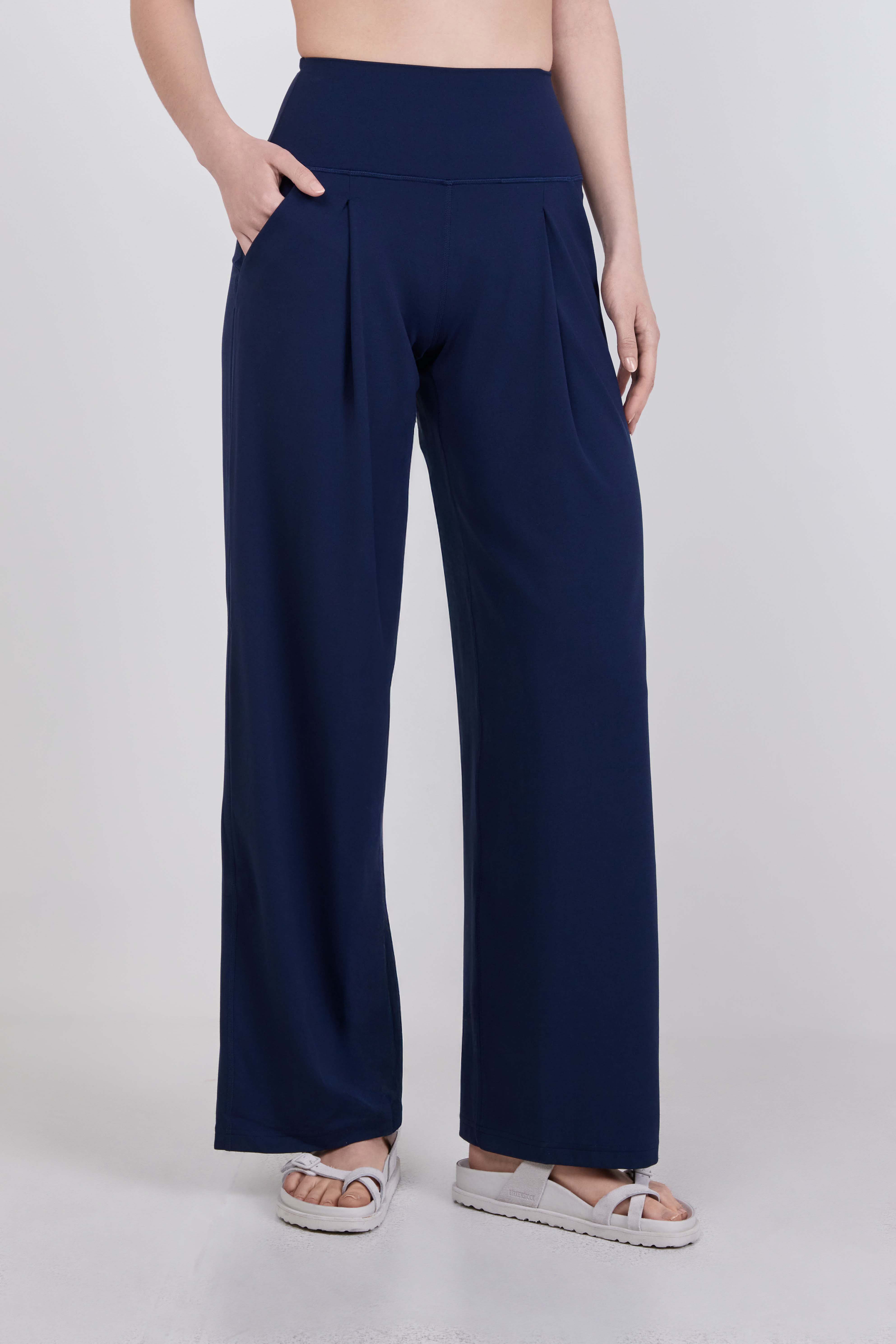 תמונת דוגמן קידמית של lululemon Align&trade; Palazzo Pant Regular