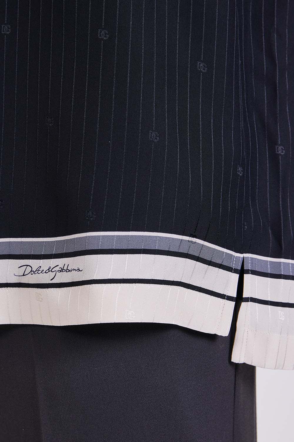 תמונת תקריב דוגמן של חולצת כפתורים משי