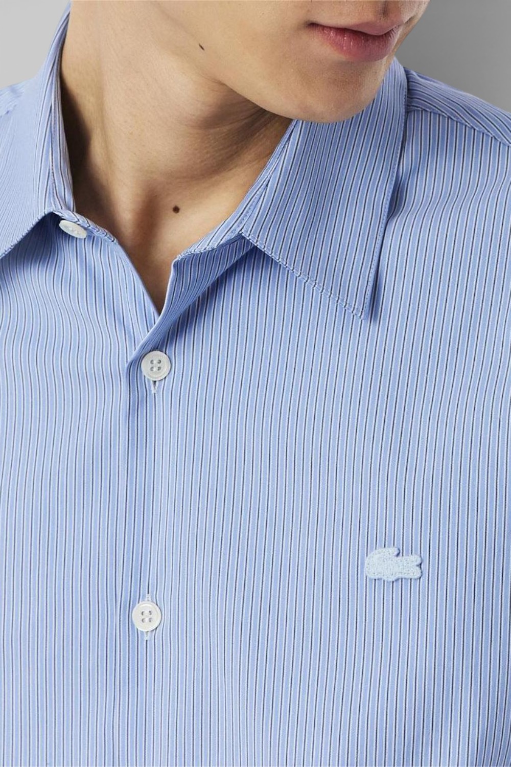 תמונת תקריב דוגמן של חולצה מכופתרת