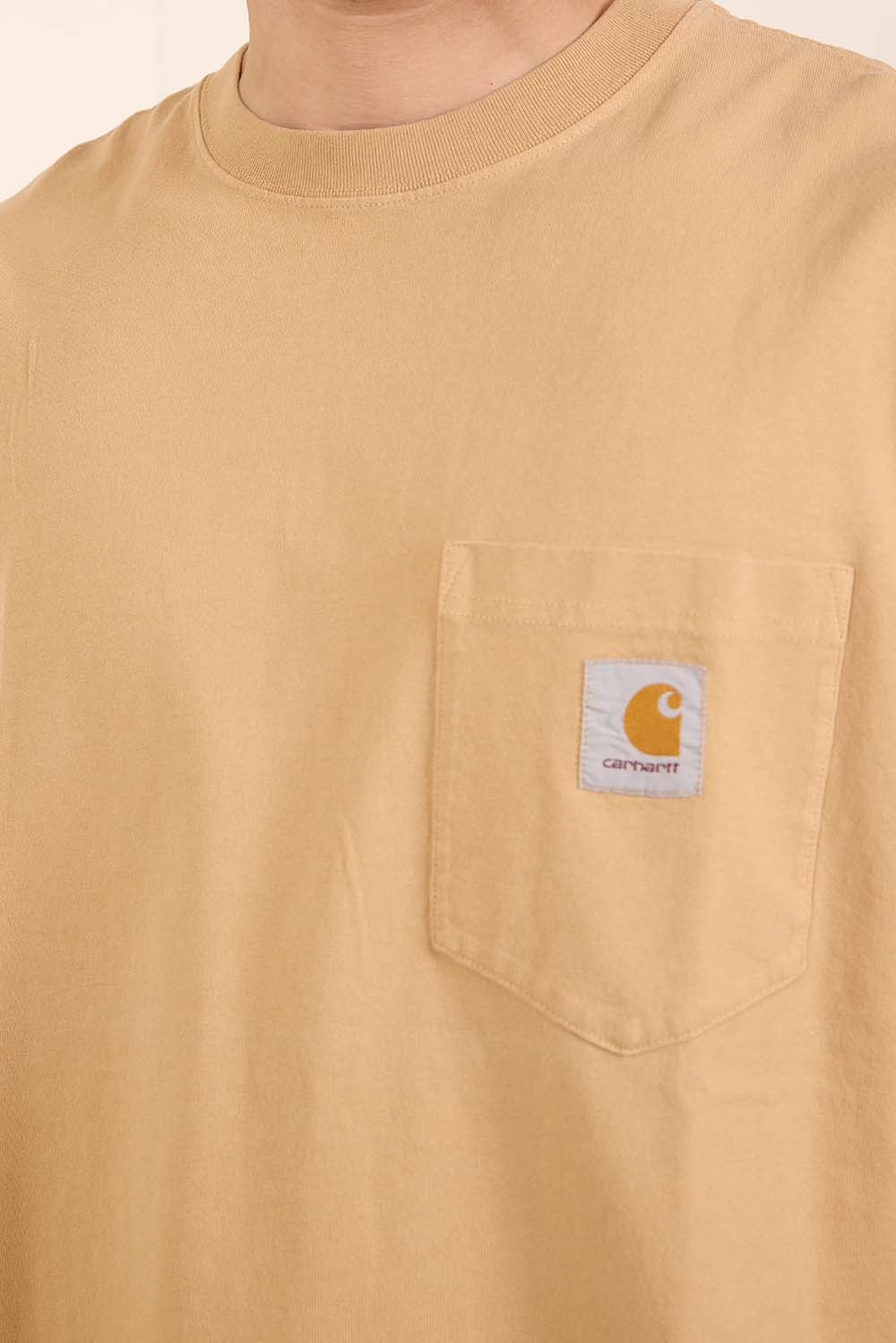 תמונת תקריב דוגמן של חולצת טי האדסון