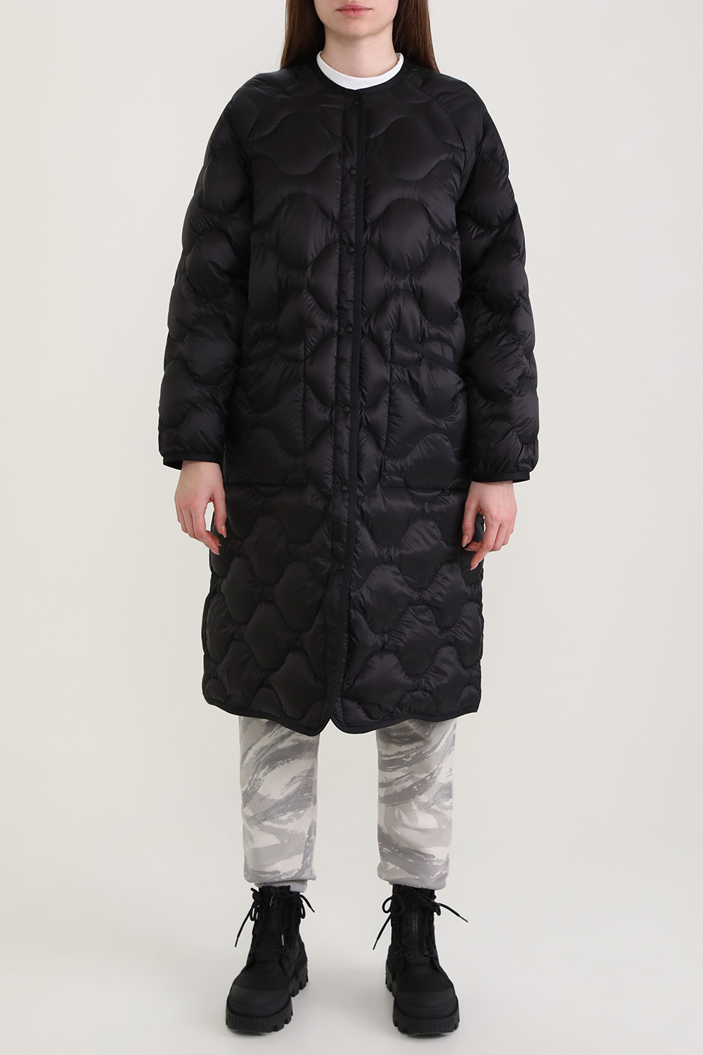 תמונת דוגמן קידמית של מונקלר X הייק מעיל פוך ארוך עם תיפורי קווילט