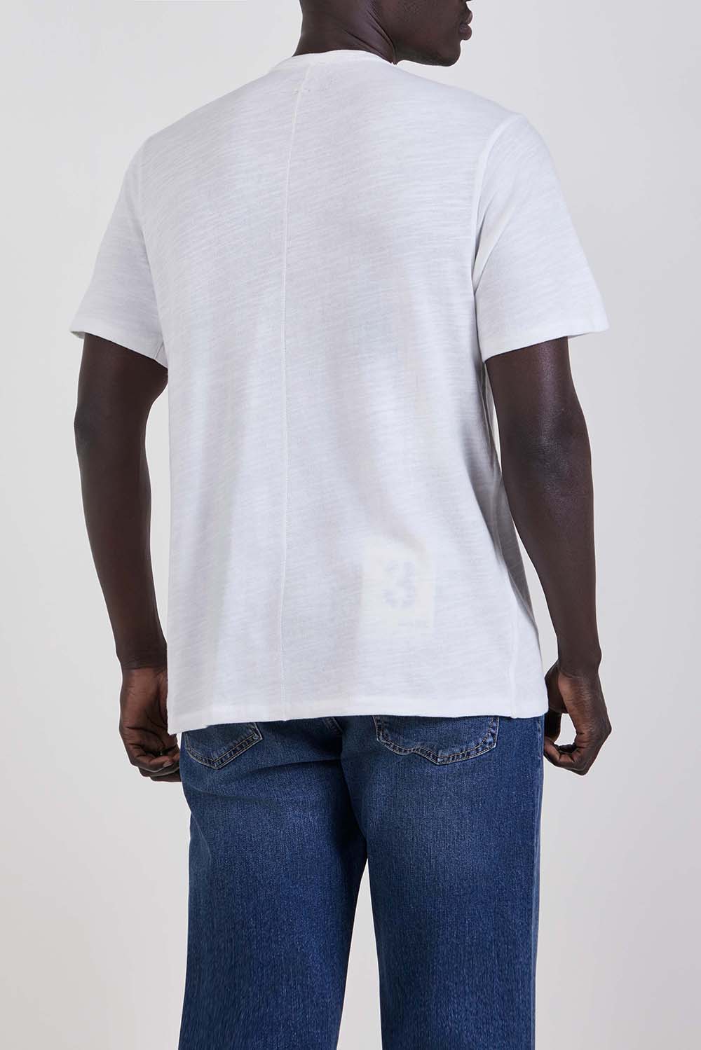 תמונת דוגמן אחורית של חולצת טי