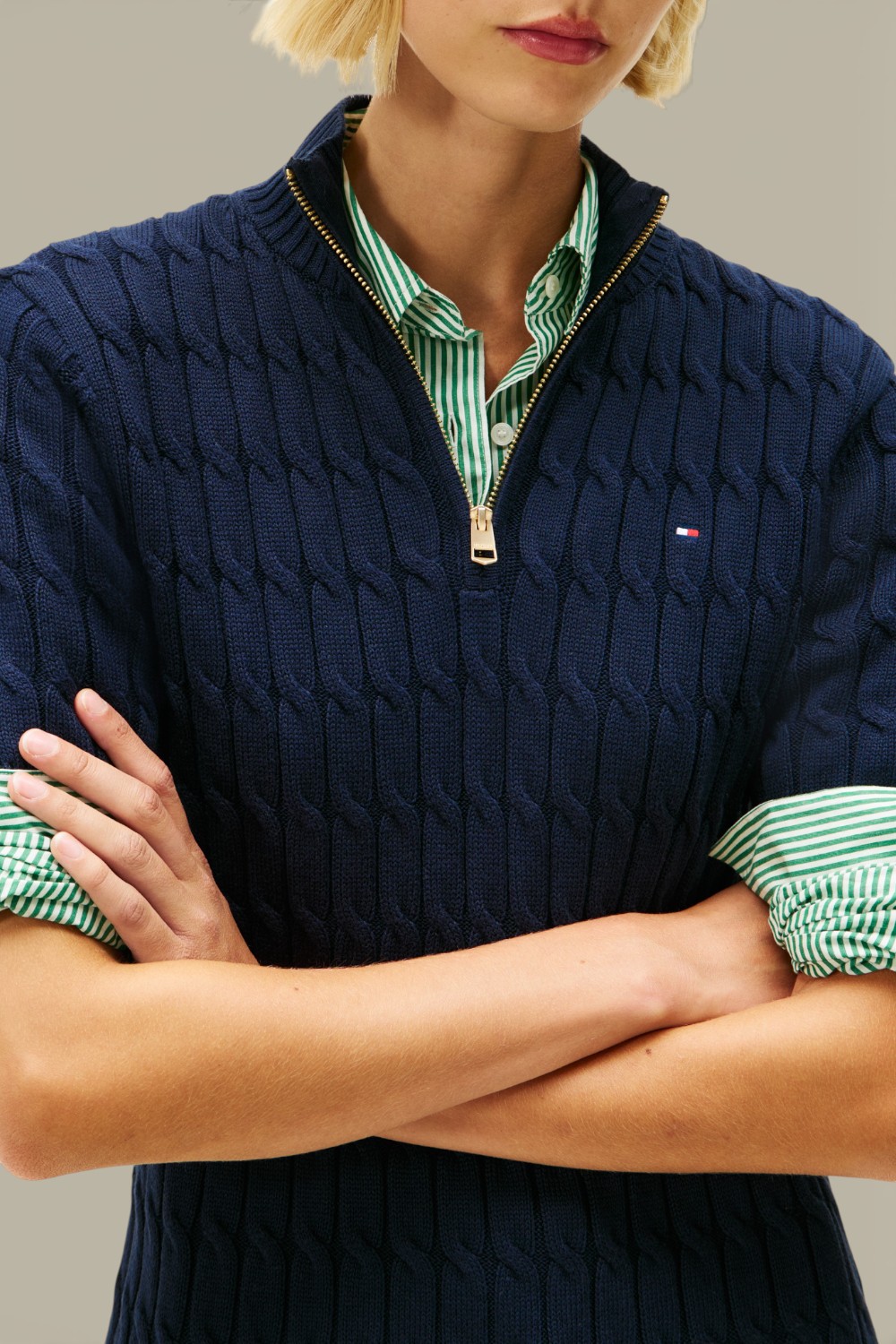 תמונת תקריב דוגמן של שמלת מידי