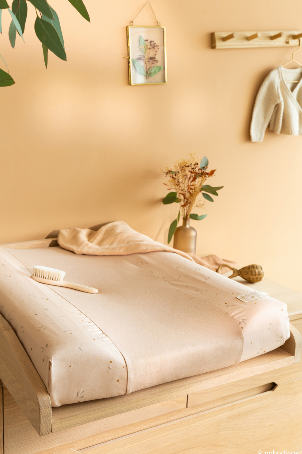 תמונת אווירה של סדין למשטח החתלה עם הדפס פרחוני