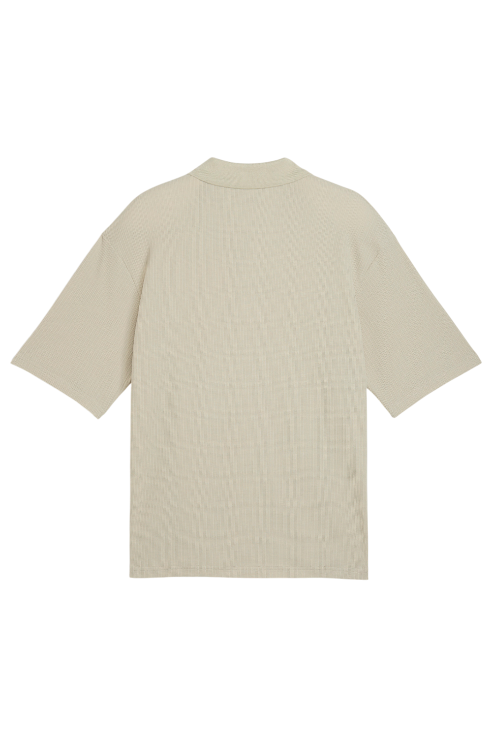 תמונה אחורית של חולצת פולו בגזרה רחבה