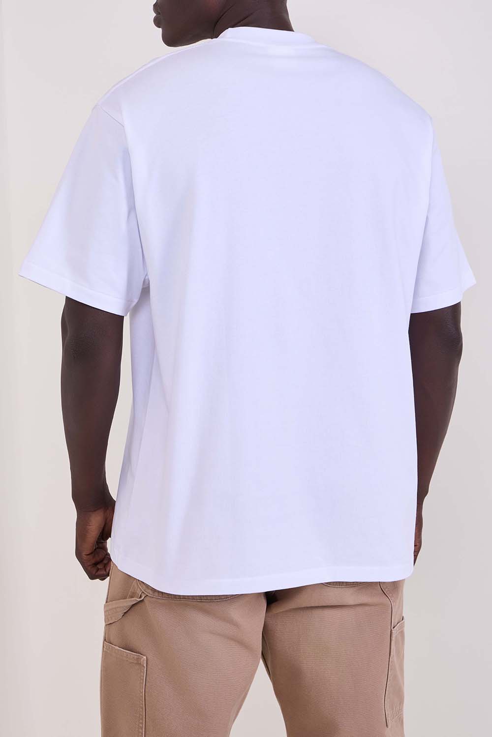 תמונת דוגמן אחורית של חולצת טי בגזרה משוחררת