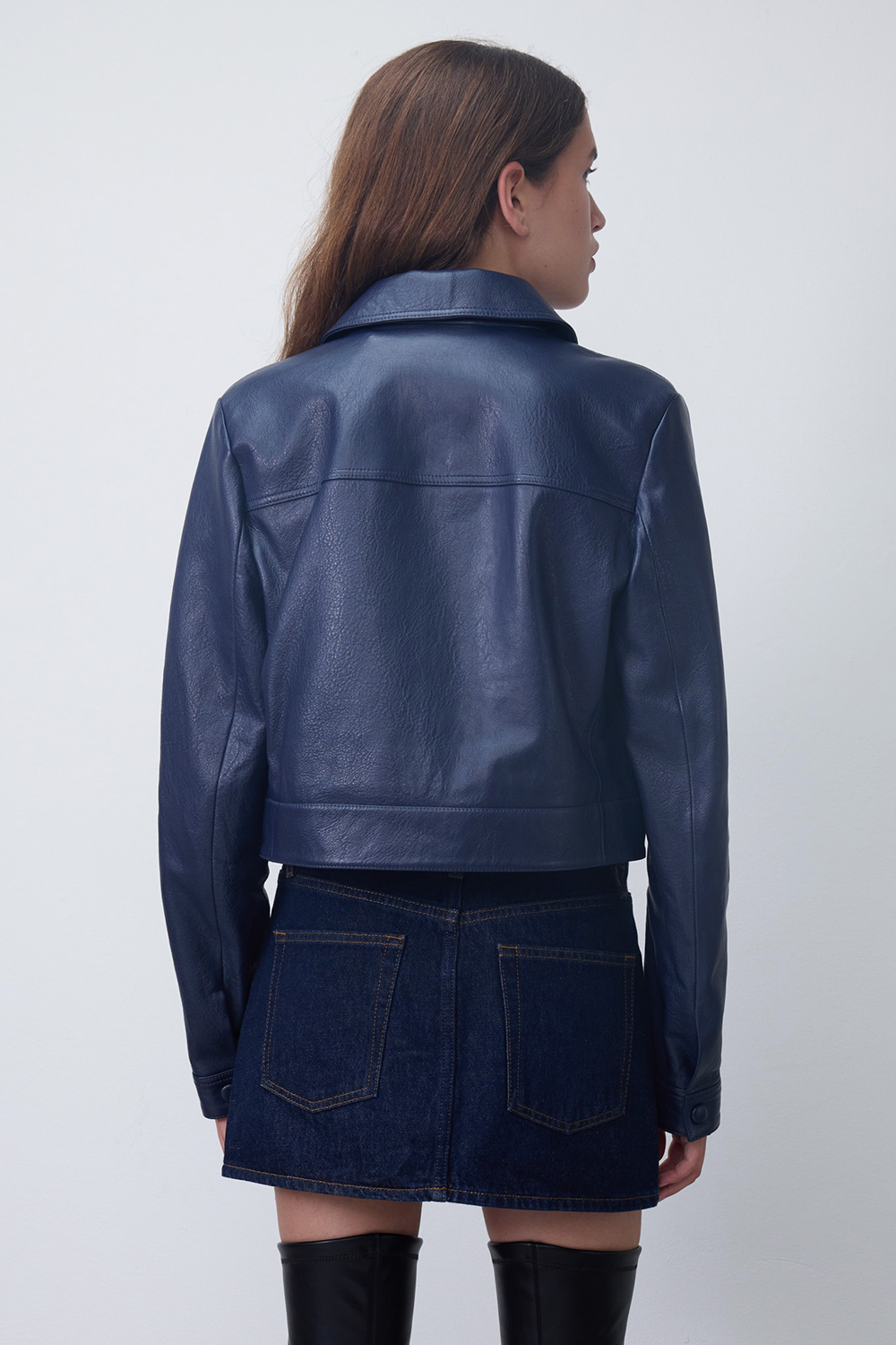 תמונת דוגמן אחורית של מעיל עור