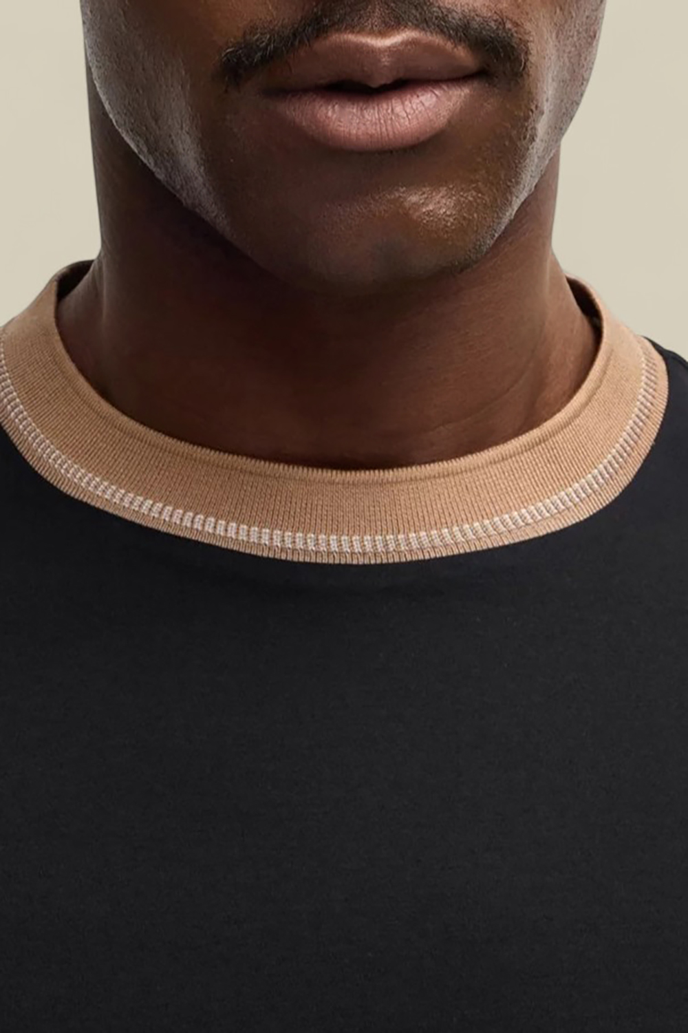 תמונת תקריב דוגמן של חולצת טי