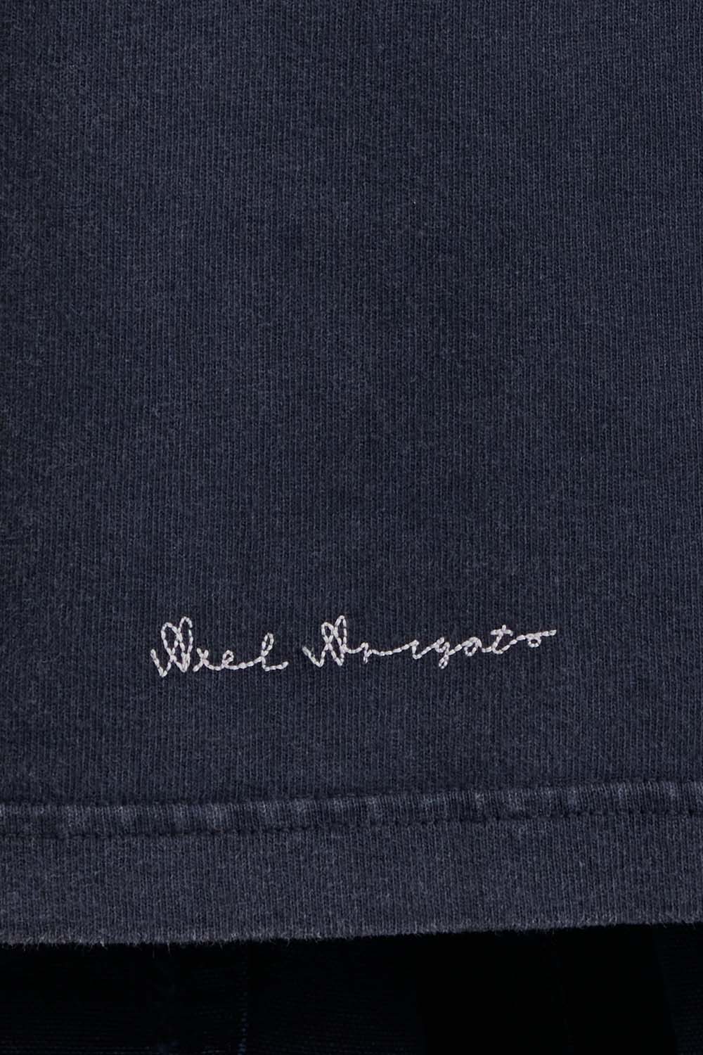 תמונת תקריב דוגמן של חולצת טי בגזרת אוברסייז