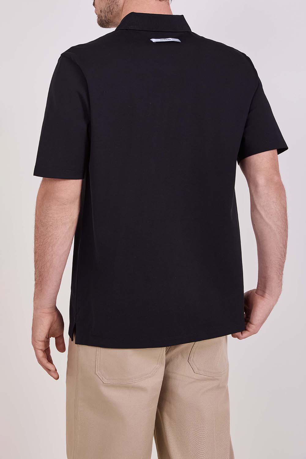 תמונת דוגמן אחורית של חולצת פולו