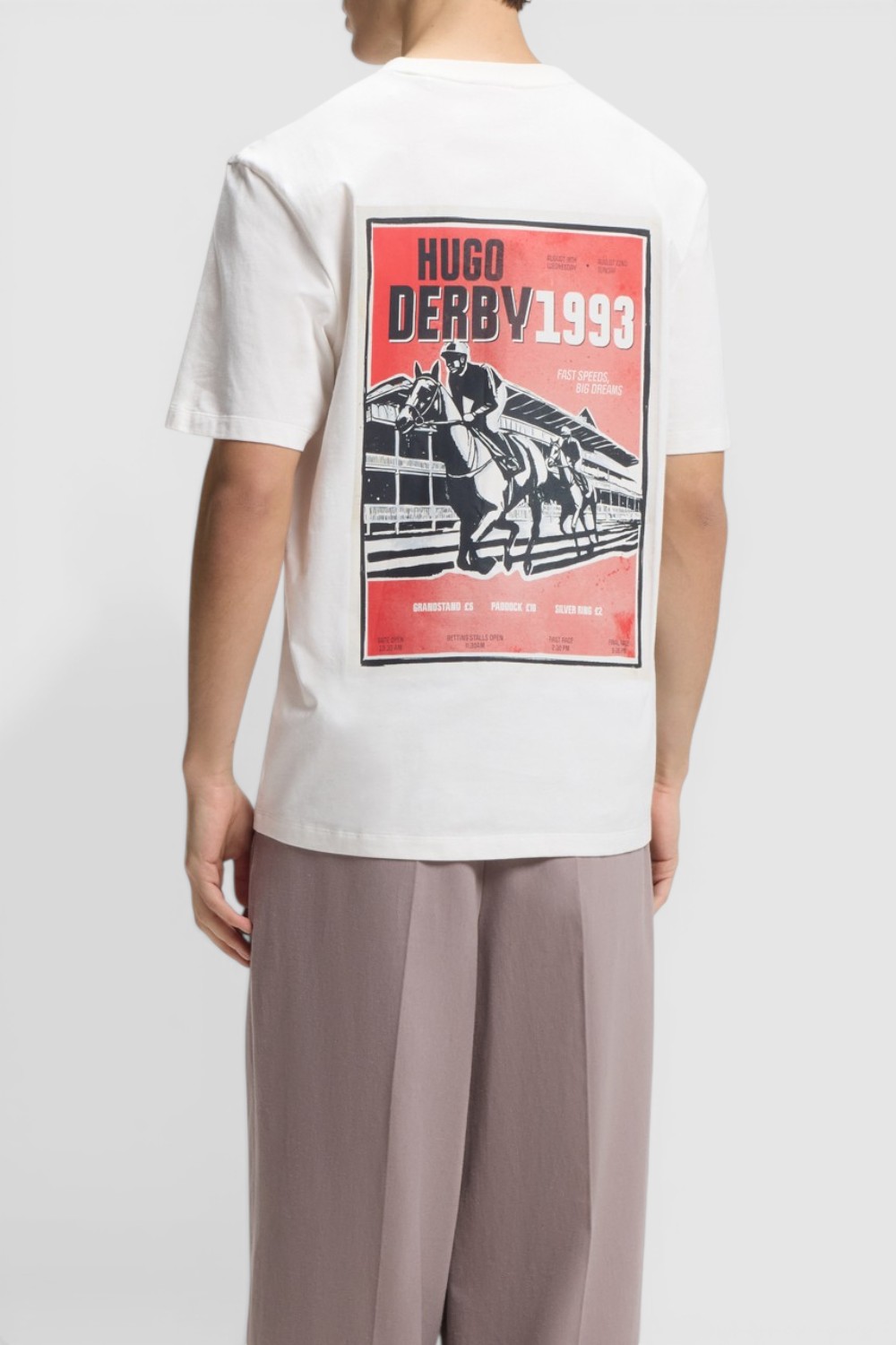 תמונת דוגמן אחורית של חולצת טי בגזרה משוחררת