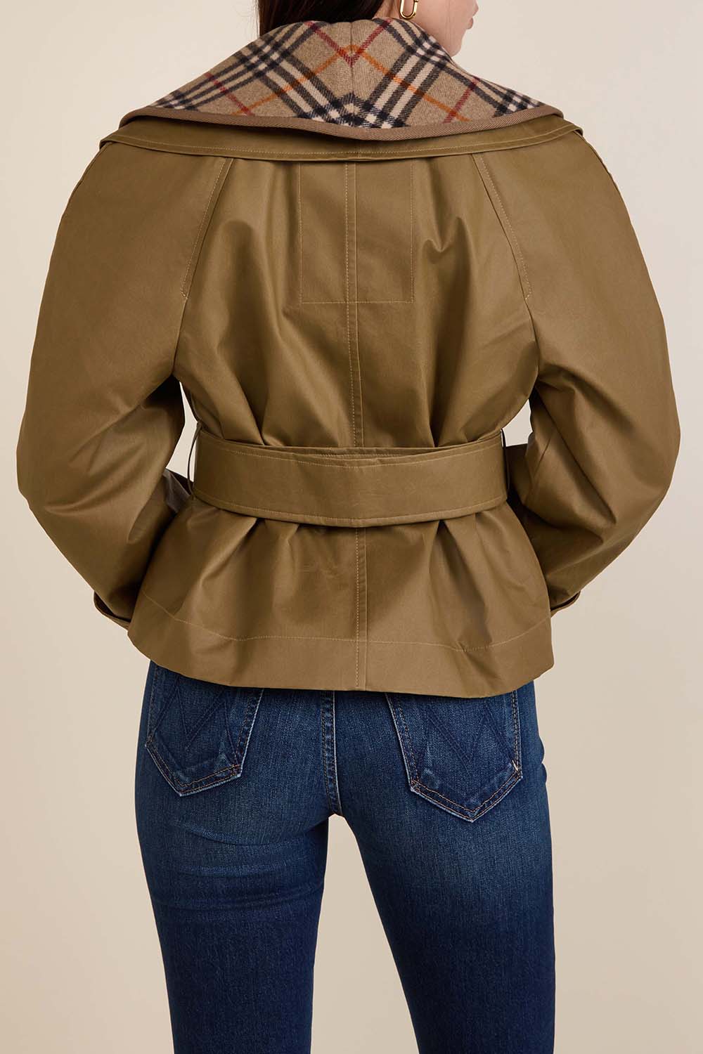 תמונת תקריב דוגמן של ז&rsquo;קט קצר 2 ב-1