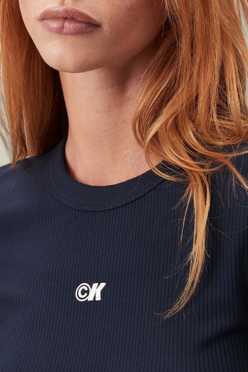 תמונת תקריב דוגמן של חולצת טי ריב