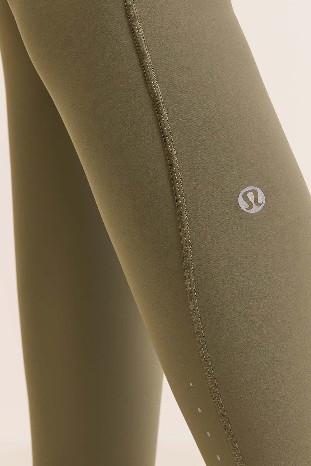 תמונת תקריב דוגמן של Fast and Free High-Rise Tight 25