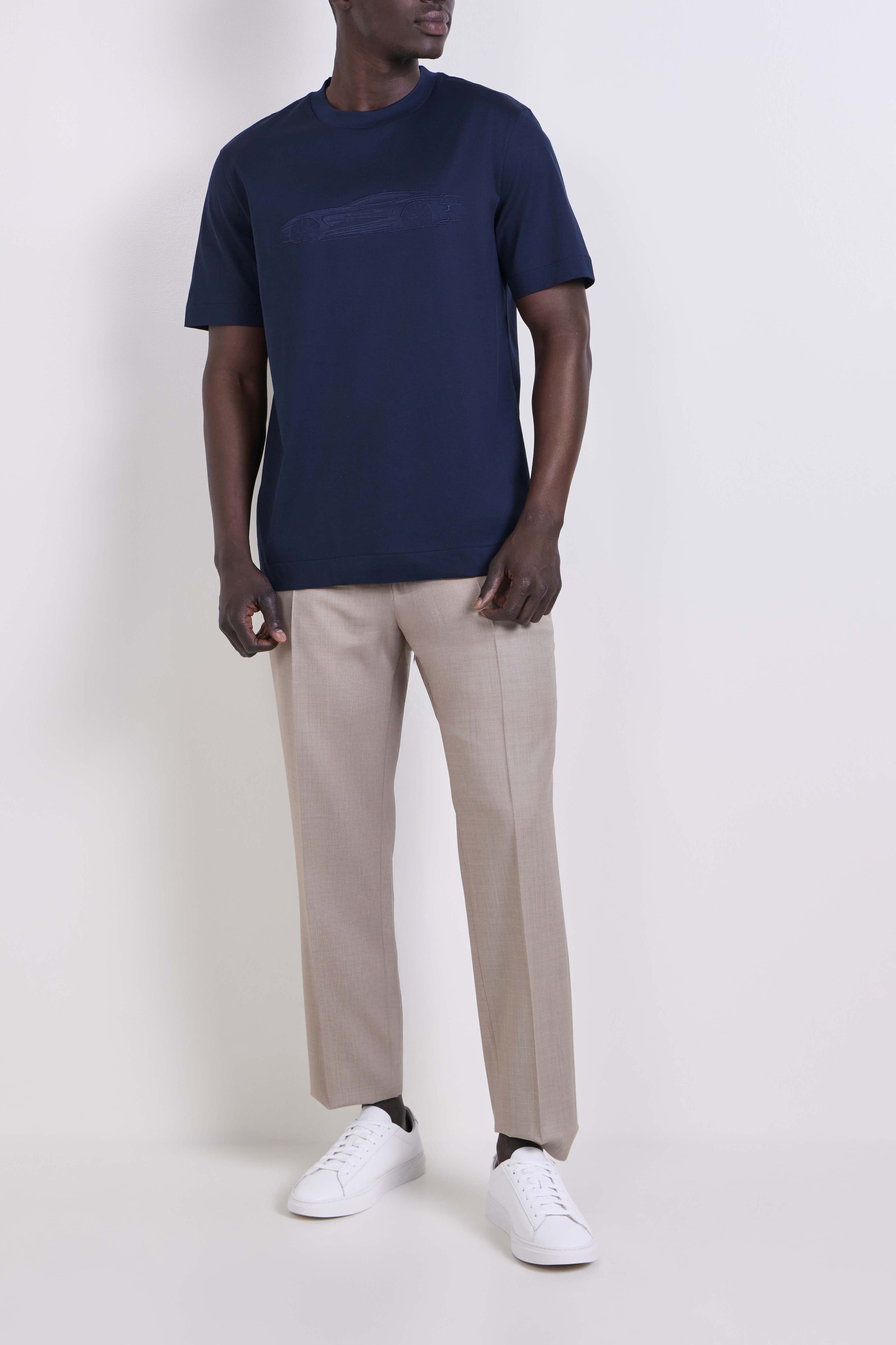 תמונת דוגמן קידמית של נעלי סניקרס