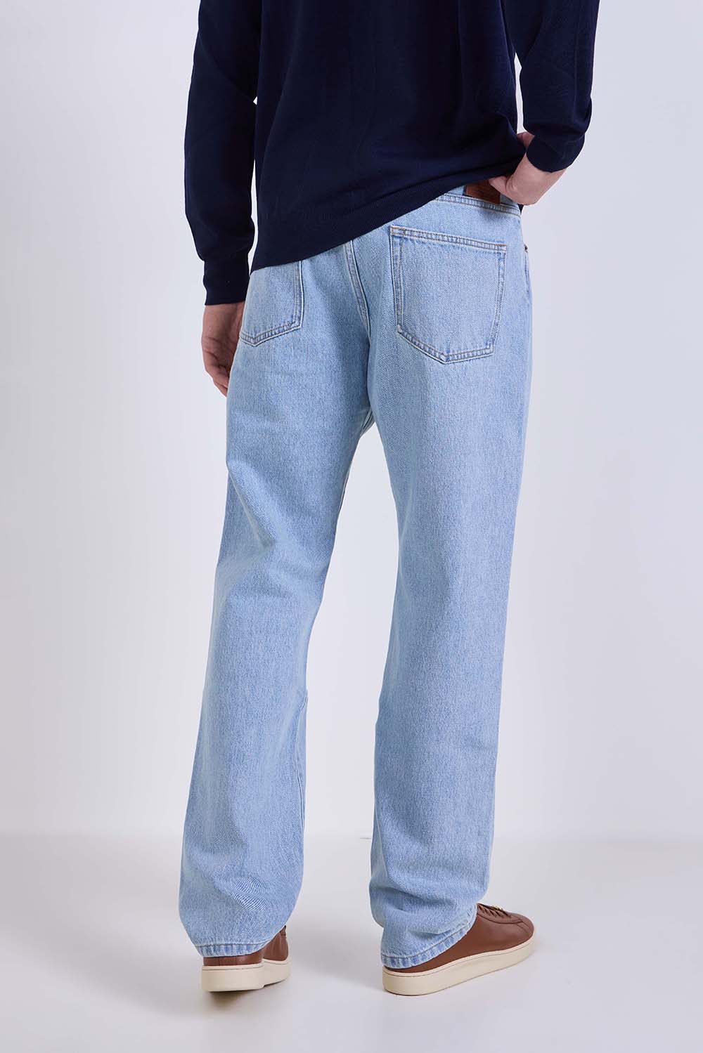 תמונת דוגמן אחורית של מכנסי ג'ינס בגזרה ישרה