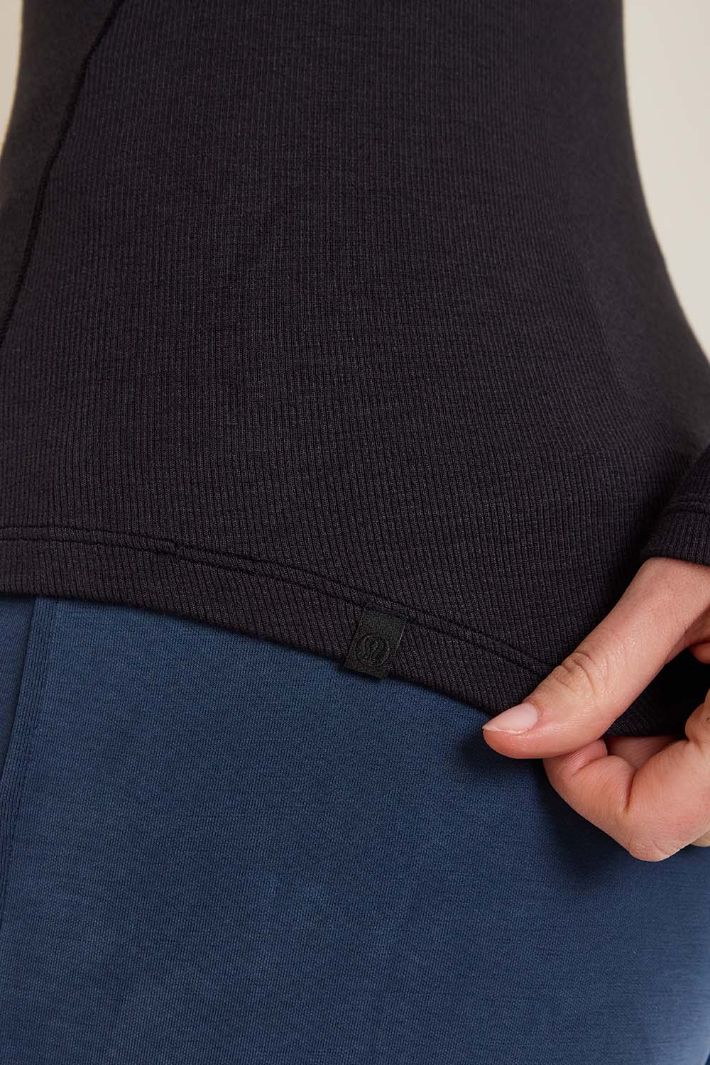 תמונת תקריב דוגמן של Hold Tight Long-Sleeve Shirt