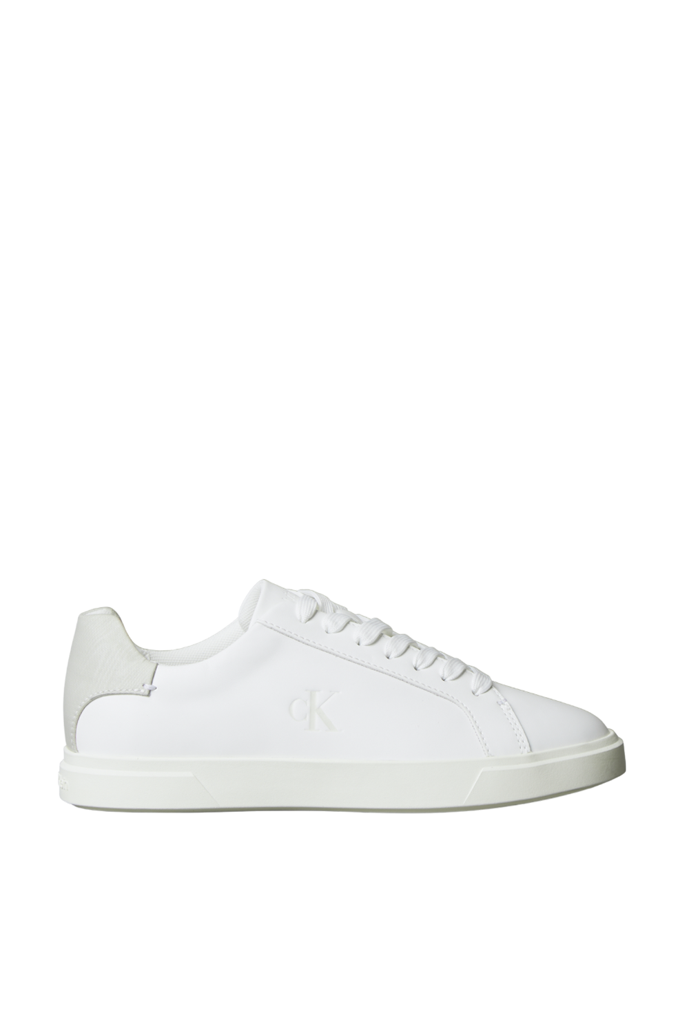 תמונה קידמית של נעלי סניקרס