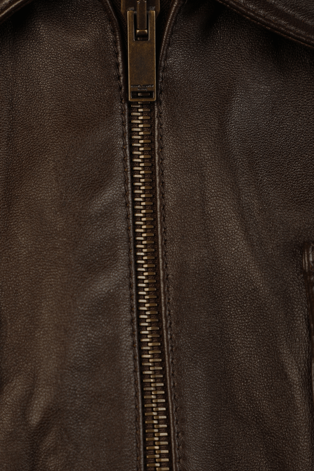 תמונה אחורית של ז'קט עור מרוכסן בגוון חום