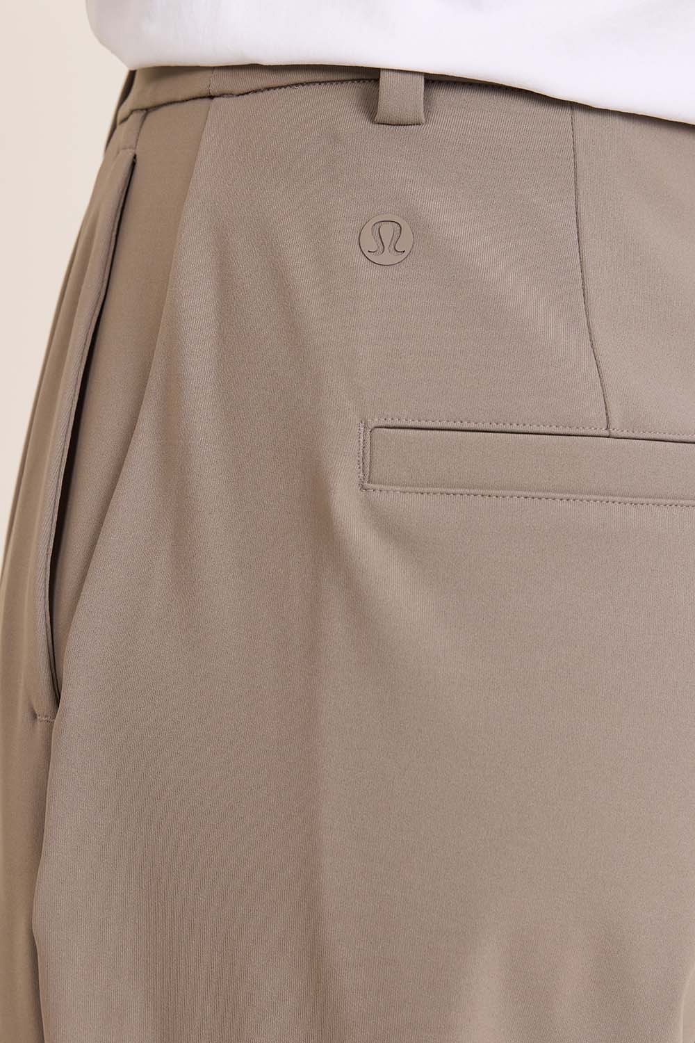 תמונת תקריב דוגמן של Daydrift High-Rise Tapered Trouser *Regular