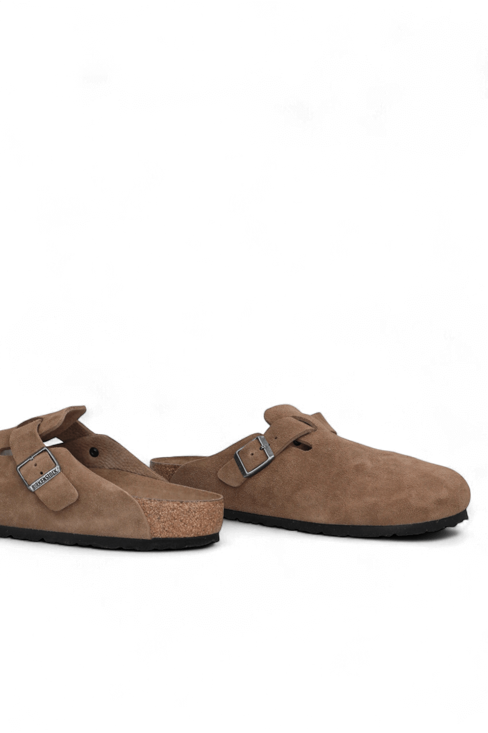 תמונת תקריב של נעלי בוסטון