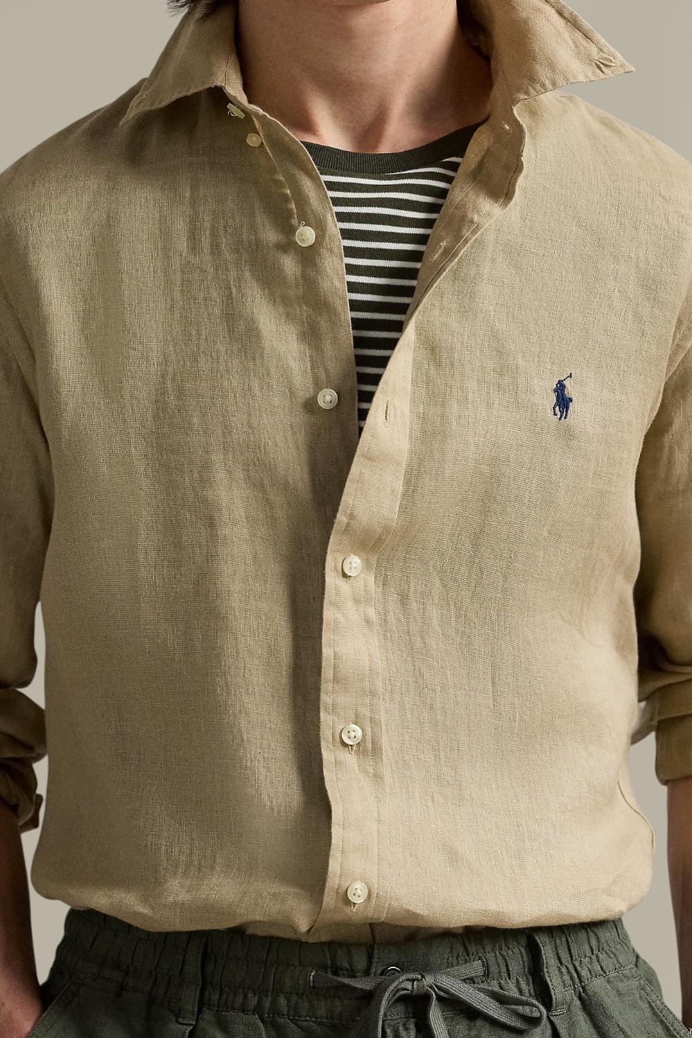 תמונת תקריב דוגמן של חולצות כפתורים ארוכה