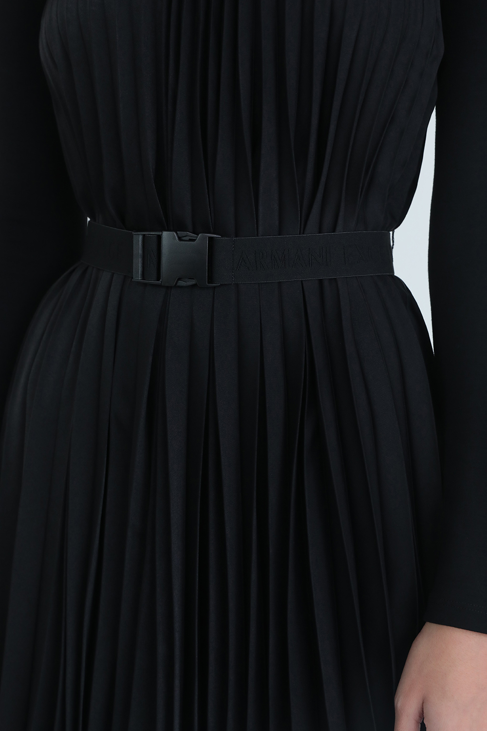 תמונת תקריב דוגמן של שמלת סאטן עם חגורה