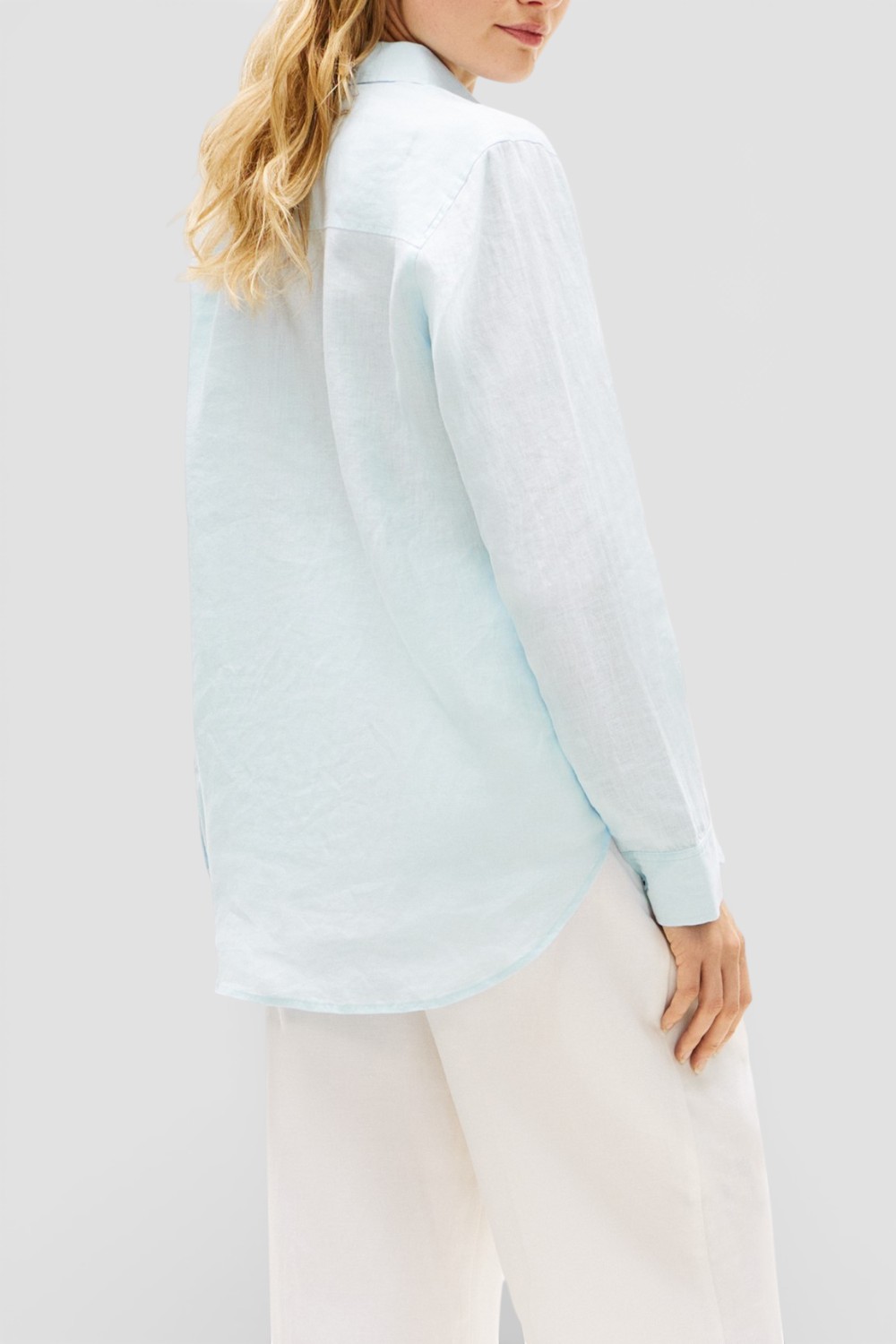 תמונת דוגמן אחורית של חולצה מכופתרת פשתן